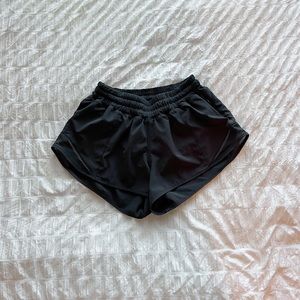 lululemon hotty hot shorts 2.5” black